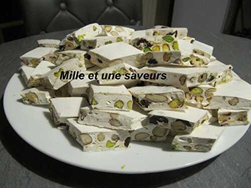 Nougat avec amandes, noisettes, pistaches et cerises déshydratées