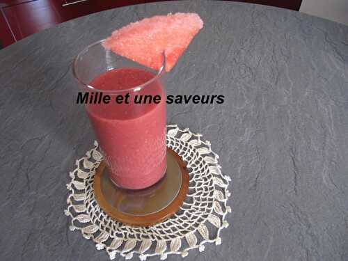 Smoothie pastèque, framboises et menthe