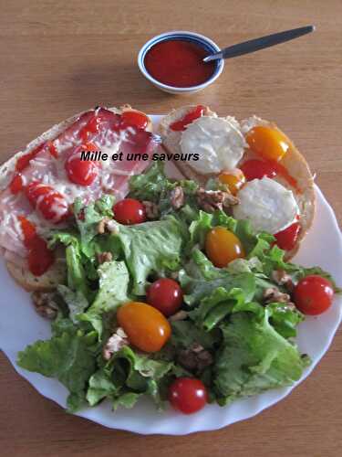 Tartine jambon chèvre avec confiture de poivrons rouges