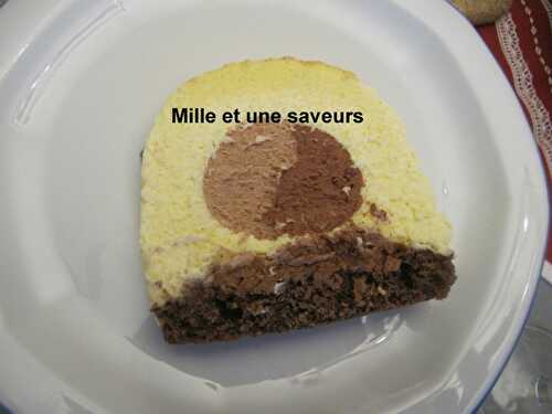 Bûche vanille avec insert chocolat noir, chocolat au lait sur croustillant