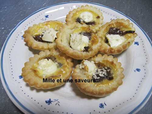 Mini tartelette feuilletées avec confit d'oignon et magret fumé, chèvre