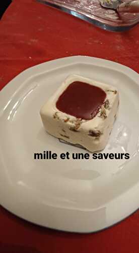 Nougat glacé et son coulis de framboises