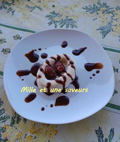 Parfait glacé vanille amande et sa sauce chocolat noir