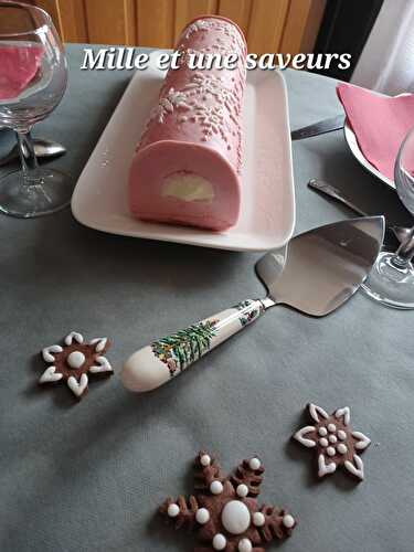 Buche mousse framboise et son insert chocolat blanc