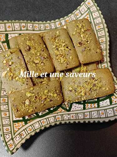 Financier au thé matcha avec éclats de pistaches