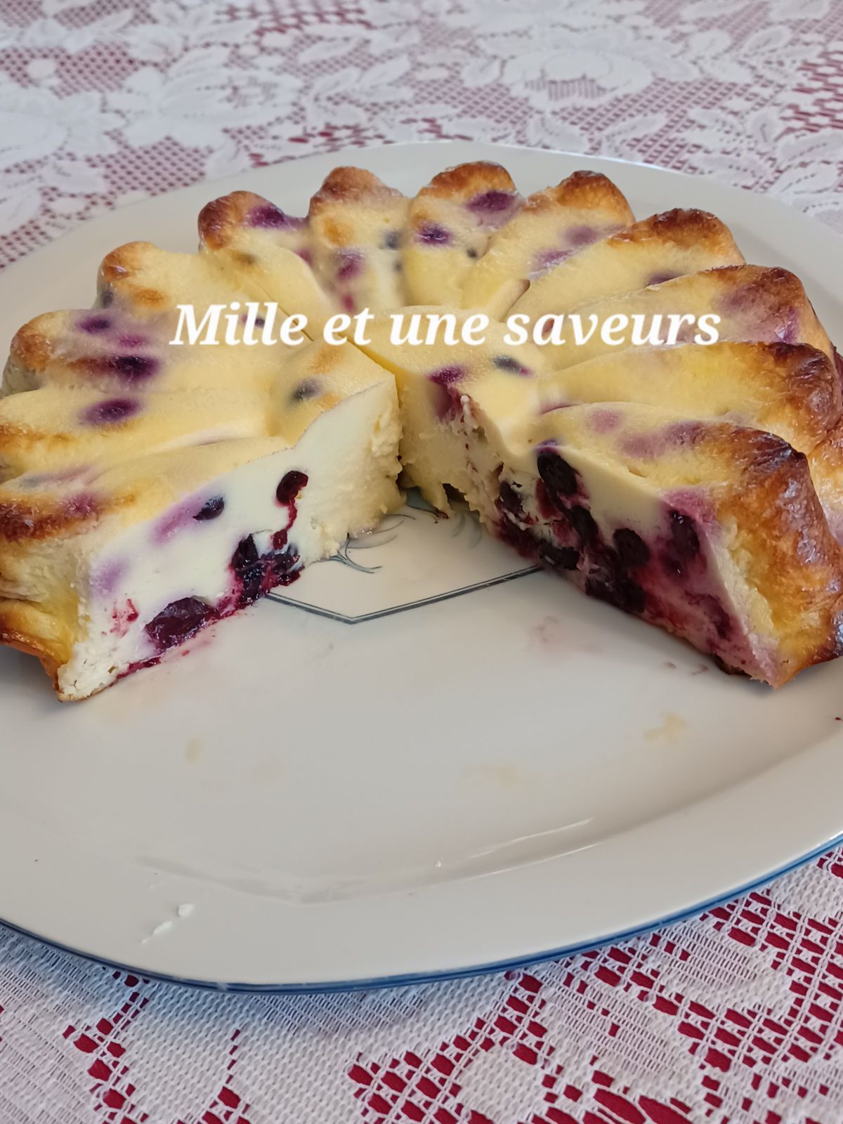 Gâteau sans gluten aux cassis et myrtilles ressemblant à du flan