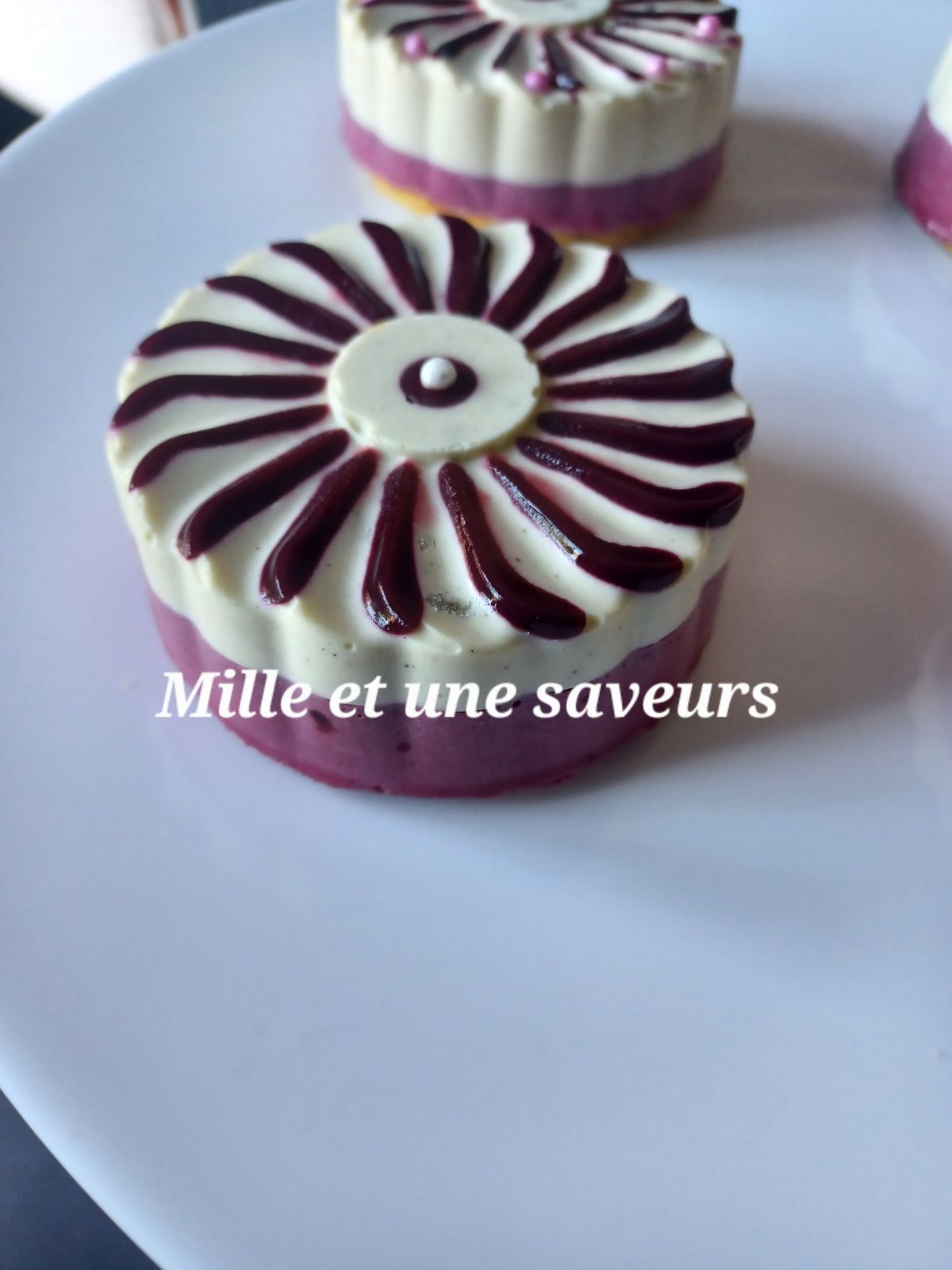 Entremet individuel à la mousse de mûres et de pistaches