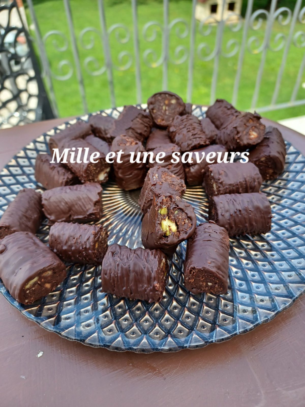 Petit gâteau chocolat sans cuisson en forme de cylindre