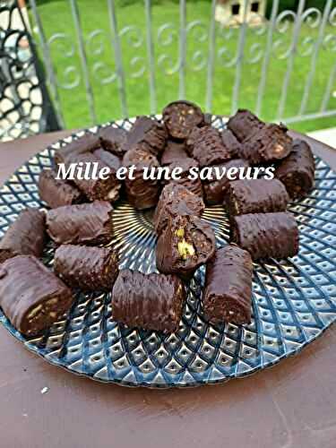 Petit gâteau chocolat sans cuisson en forme de cylindre