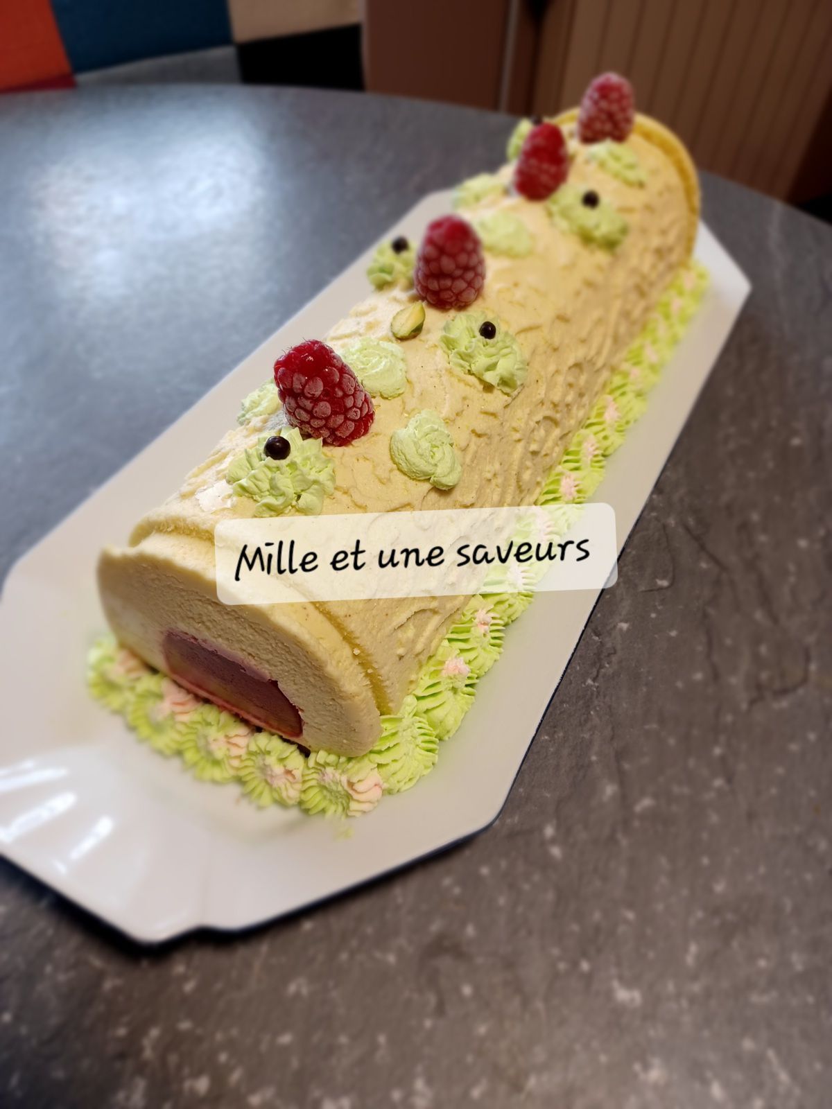 Bûche pistache et son insert framboise