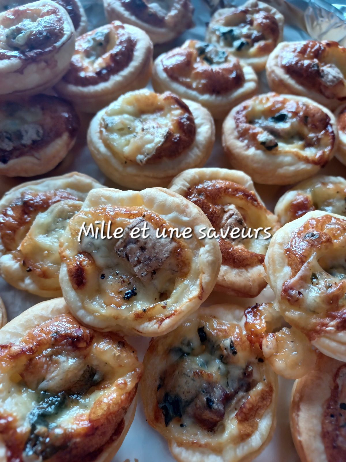 Mini tartelettes apéritives  : aiguillette de canard et fourme d'Ambert