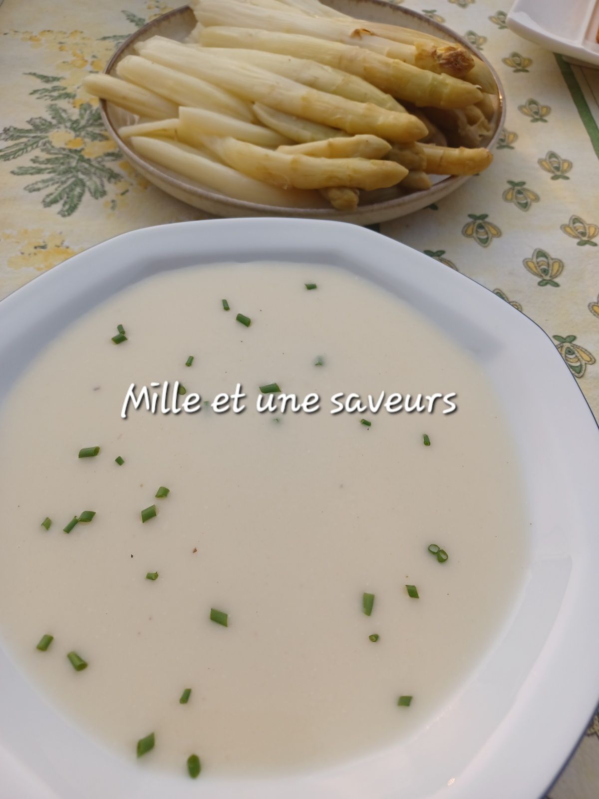Velouté d'asperges blanches avec les queues et épluchures, recette anti gaspi