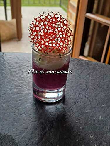 Verrine betterave rouge, fromage ail et fines herbes et ses tuiles rouges