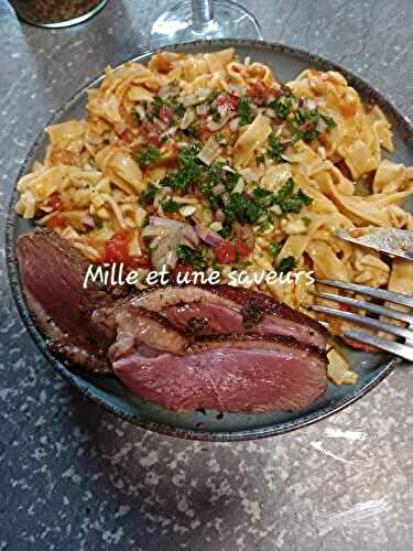 Plat de pâtes fraîches avec sauce chien