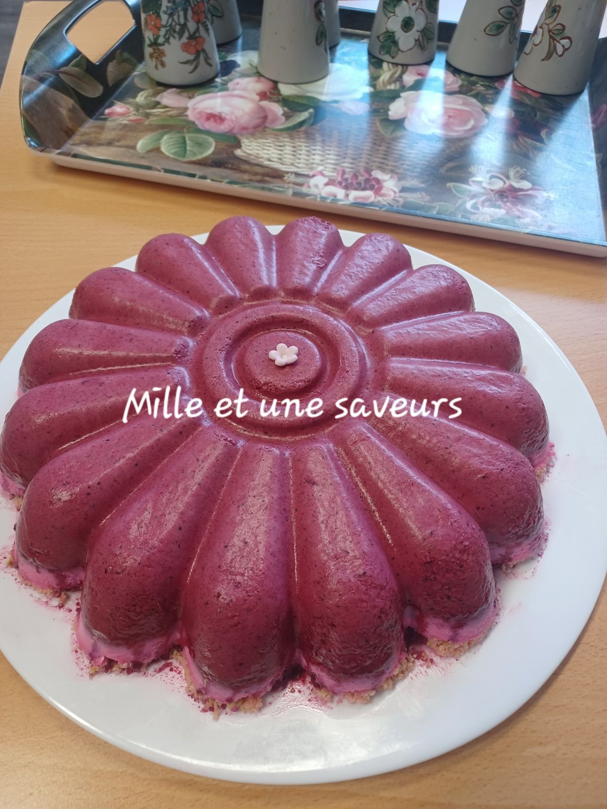 Entremet tournesol cassis et chocolat blanc