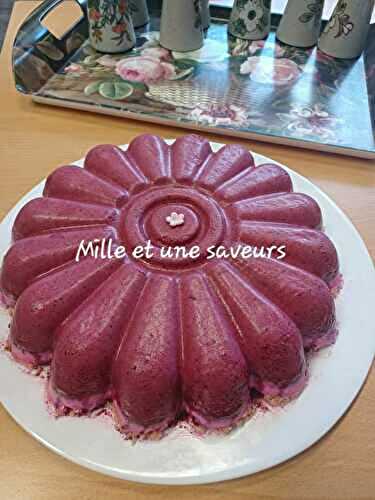 Entremet tournesol cassis et chocolat blanc