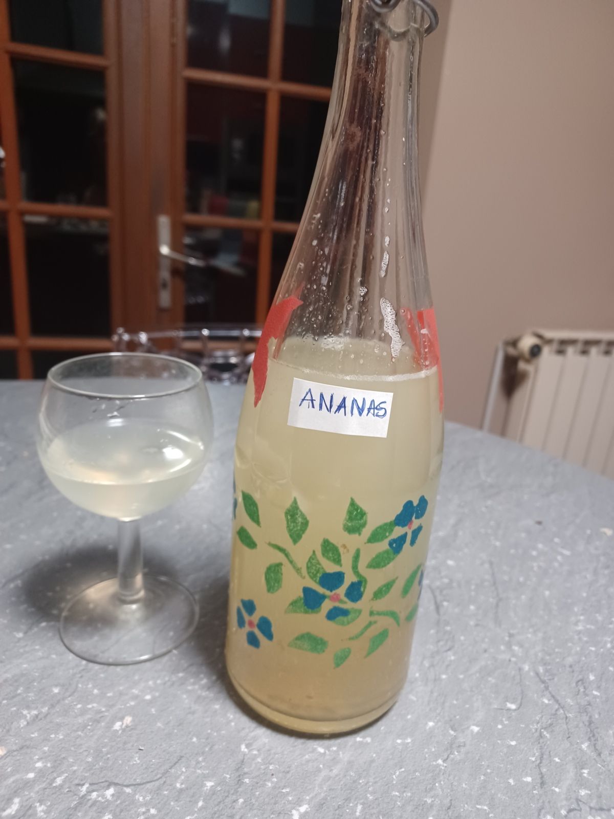 Boisson pétillante avec du kéfir de fruits 