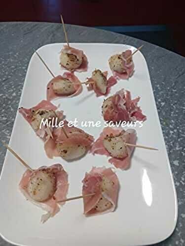 Billes de poires parfumées au poivre de timut, aux baies roses et jambon fumé et ses verrines avocat, saumon