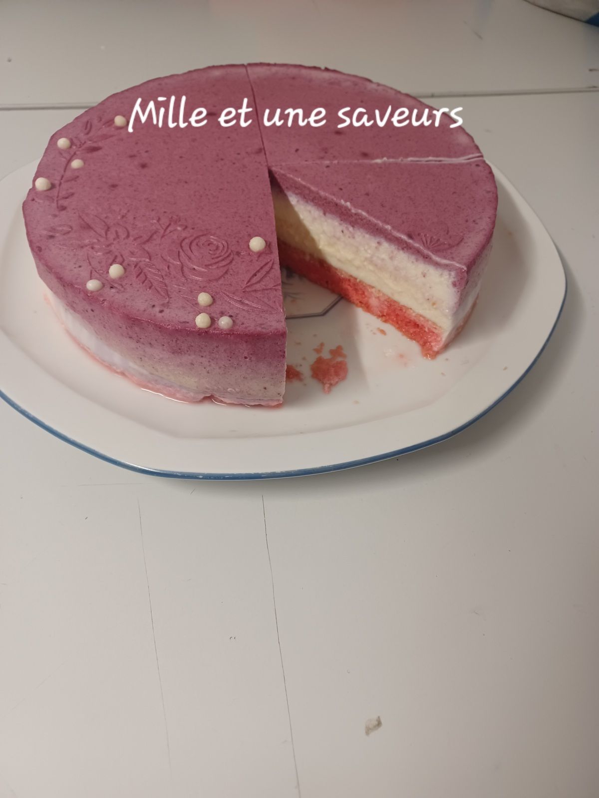 Entremet litchis, chocolat blanc et cassis