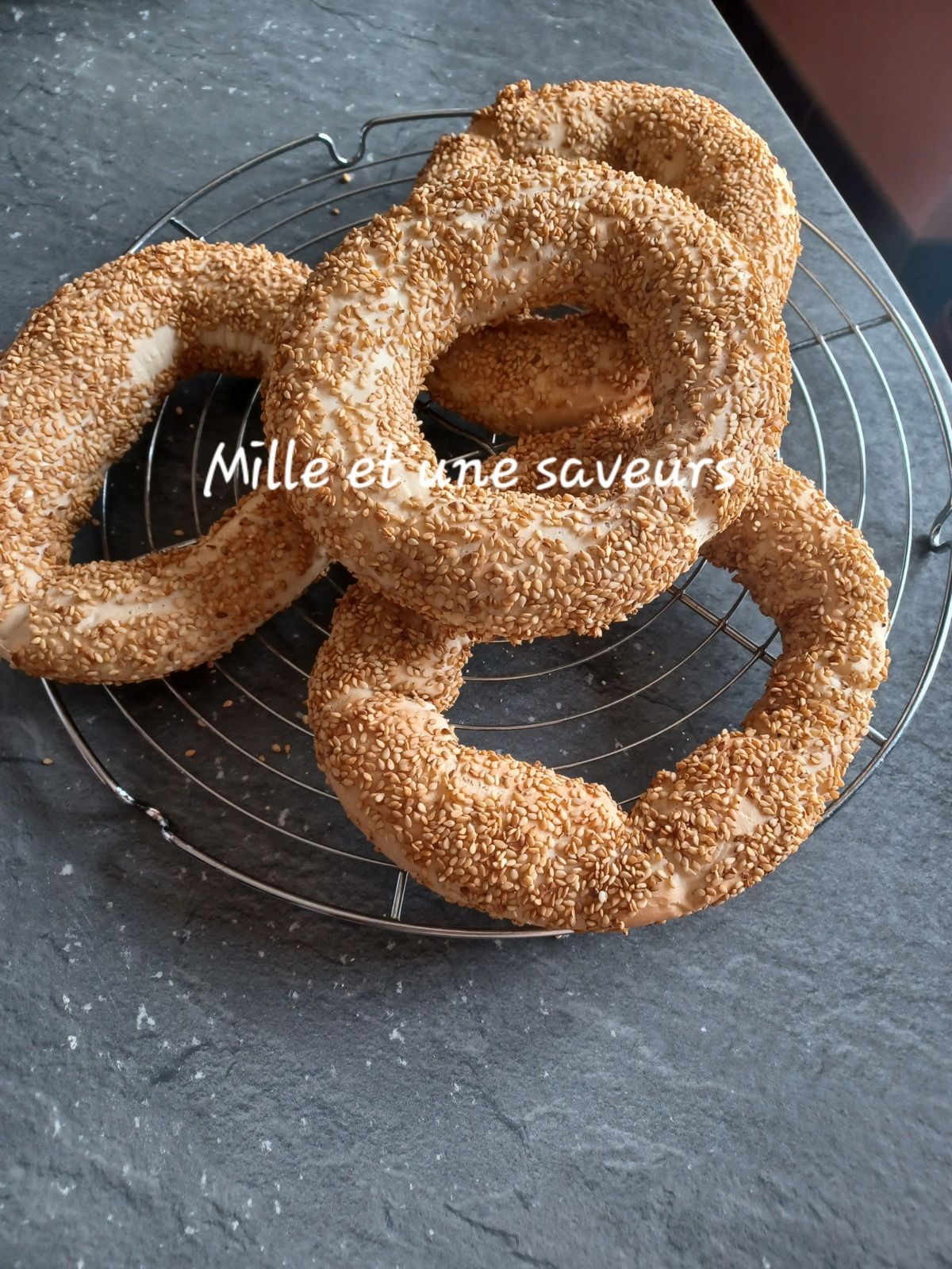 Anneaux de pain grec au sésame appelé Koulouri