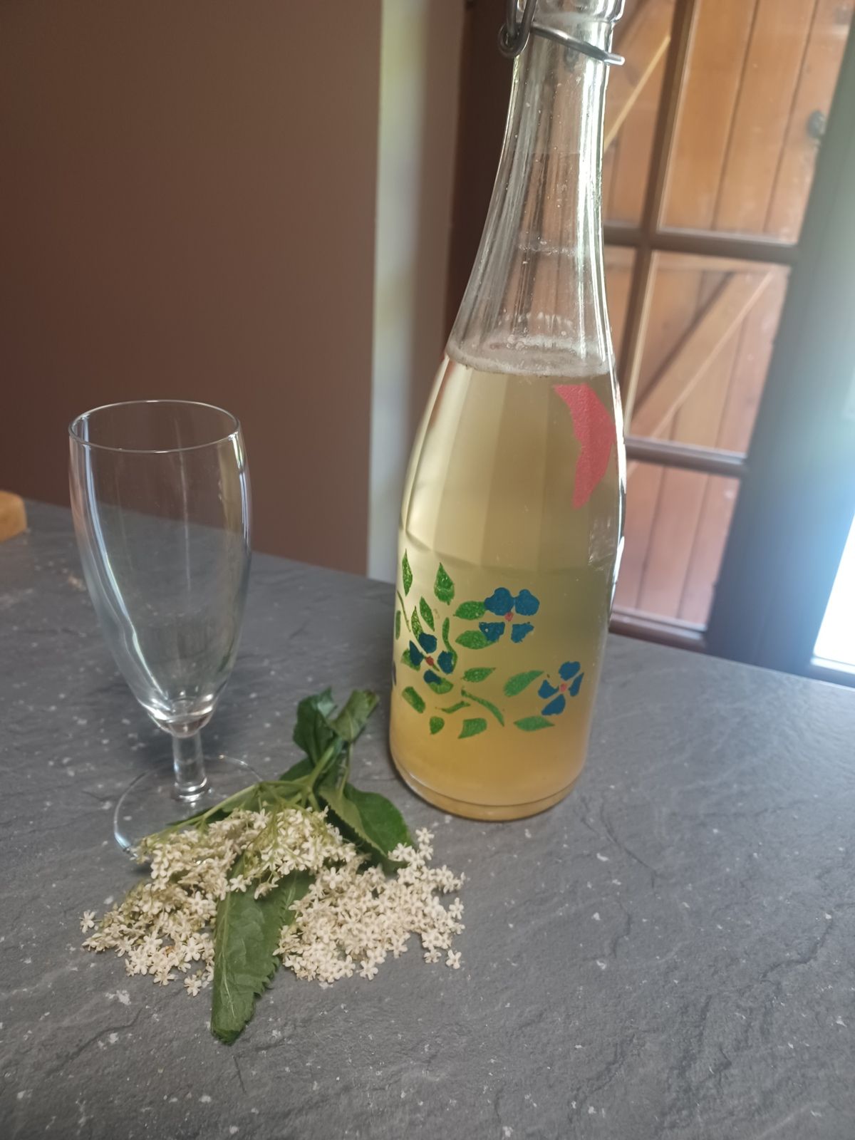 Limonade à la fleur de sureau appelée aussi le champagne des fées 