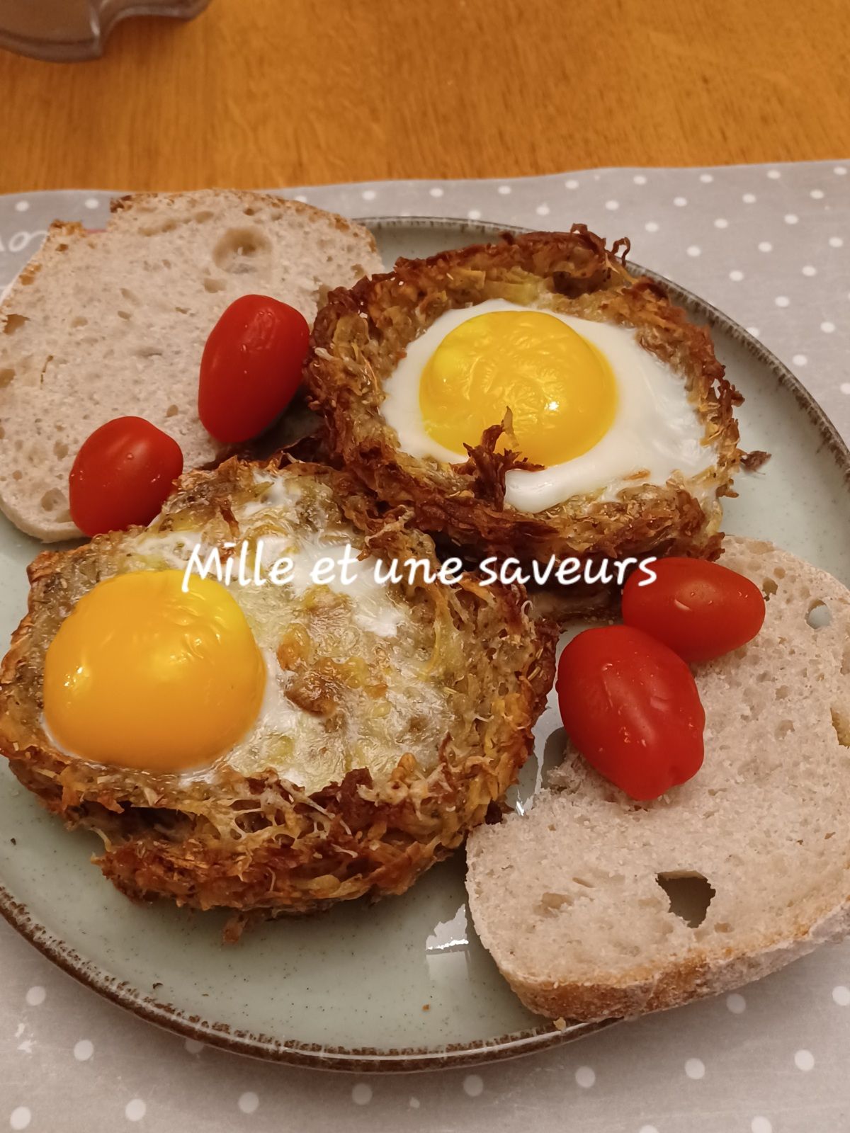 Paillasson de pomme de terre en forme de nid et oeuf cocotte