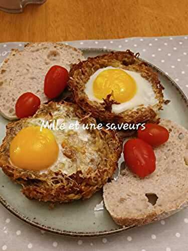 Paillasson de pomme de terre en forme de nid et oeuf cocotte
