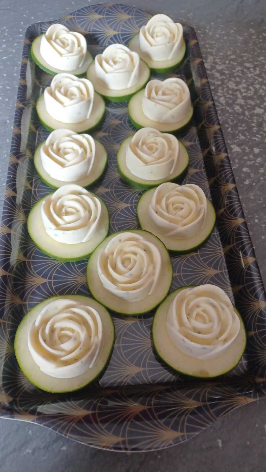 Roses fromage ail et fines herbes sur rondelles de concombre