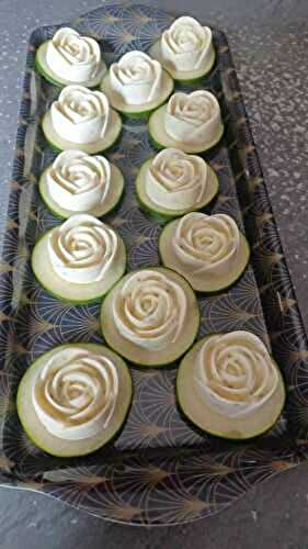 Roses fromage ail et fines herbes sur rondelles de concombre