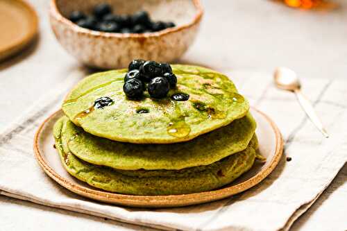 Pancakes Végan au thé Matcha et Myrtilles - Sans Sucre