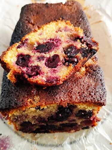 Cake de polenta au citron et cerises noires