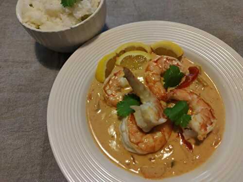 Gambas au curry rouge, riz thaï au citron et à la coriandre