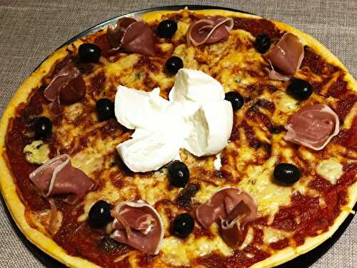 Pizza aux fromages et au jambon cru