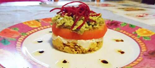 Timbale tomate, avocat et chips de maïs