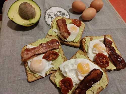 Toasts aux œufs pochés et à l'avocat