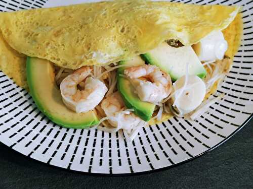 Crêpe fine d'omelette aux crevettes et aux pousses de soja