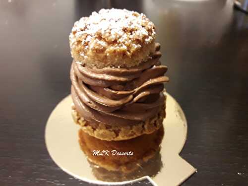 Choux crémeux chocolat noir et insert d’une framboise fraîche et son coulis