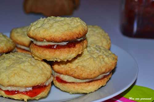 Biscuits coco fourrés à la vanille-fraise