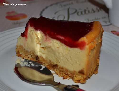 Cheesecake vanillé avec un coulis de cerise