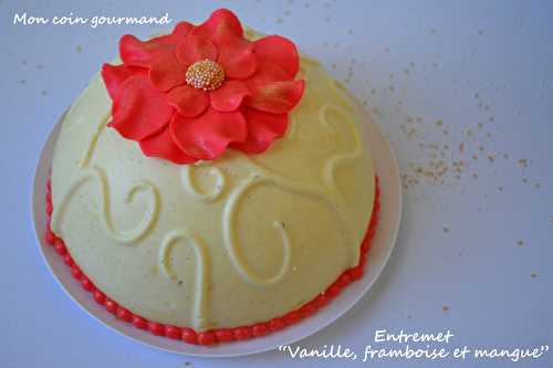 Entremet "Vanille, framboise et mangue" sur un biscuit à l'amande