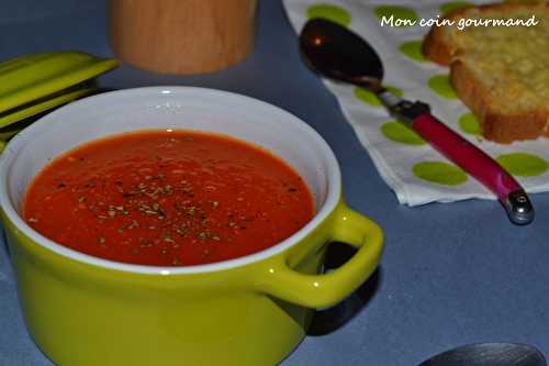 Soupe à la tomate et au poivron rouge