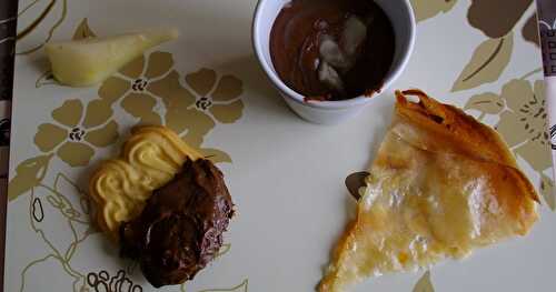 Mousse au chocolat à la poire accompagnée de sa gavotte poire/amandes effilées.