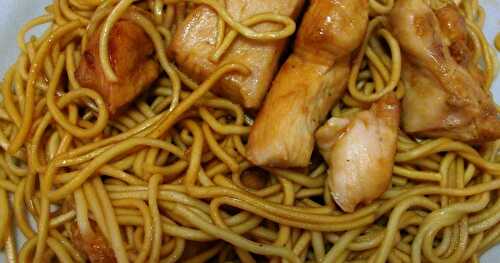 Nouilles sautées au poulet moelleux miel et sauce soja