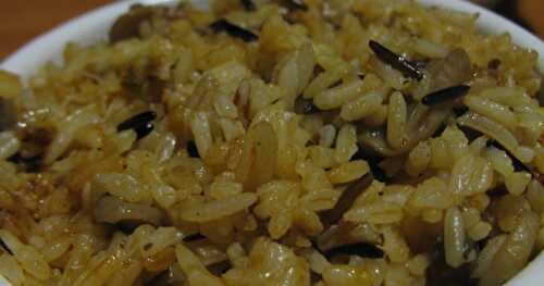 Poêlée de riz aux champignons, raisins secs et sauce tomates