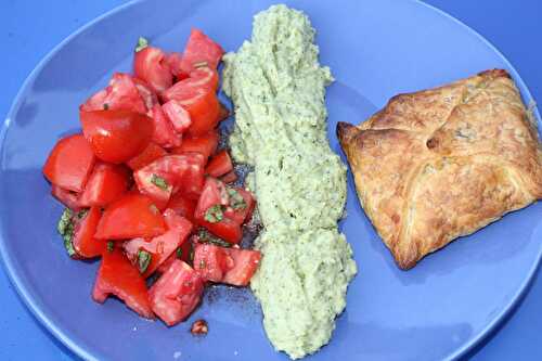 Assiette de soir d’été : feuilletés fenouil-chèvre, purée de courgette froide et salade de tomates