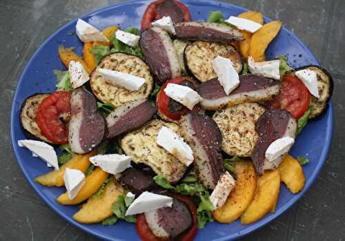 Assiette estivale : tomates, légumes grillés, nectarine et magret fumé