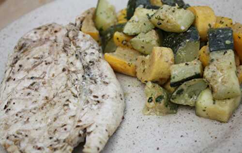 Barbecue : poulet mariné aux herbes et au citron et courgettes à la moutarde et au cumin