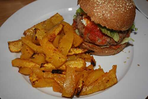 Burger de délice d’agneau, sauce tomate maison & chèvre accompagné de frites de butternut