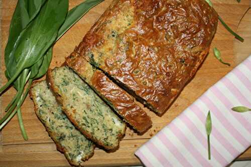 Cake moelleux à l’ail des ours, au chèvre et aux graines