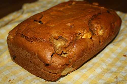 Cake moelleux à la butternut, pomme, épices, raisins & noisettes